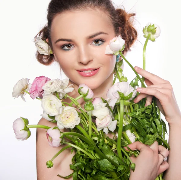 Giovane bella donna con un mazzo di fiori molla tenera — Foto Stock